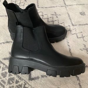 Black ASOS RAID Liza Chunky Chelsea boots